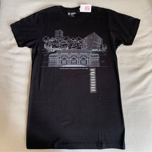 The Metropolitan Museum Of Art Facade Black And White T Shirt Size Small.